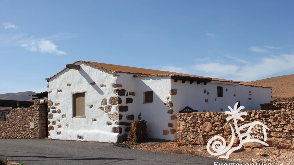 Llanos de la Concepcion Cottage | Rafael Grandfather House, with Jacuzzi, Pool, Wi-Fi, Petanque and Minigolf