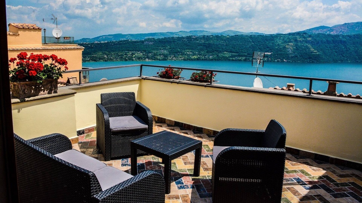 Castel Gandolfo Bed & Breakfast | Raffaello Suite at Atlantis Inn of Castel Gandolfo