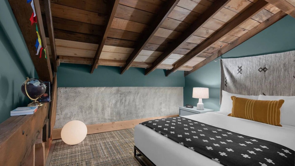 People's Freeway Hotel | Rafter Room at evo Hotel, Free Parking, Dogs are Welcome!