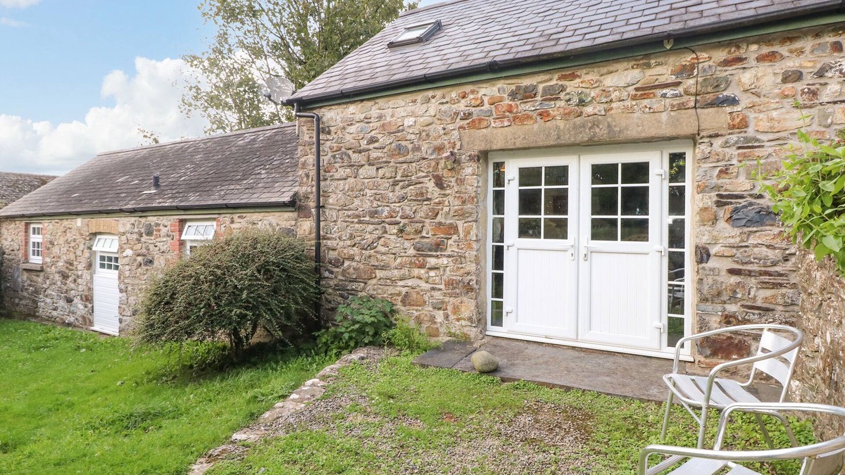 Llys Y Fran Cottage | RAFTERS COTTAGE, pet friendly, with pool in Maenclochog