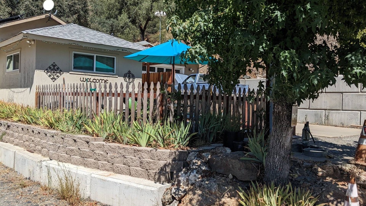 Placerville Cottage | Rafting, kayaking, fishing river retreat. Private river access/outdoor patio