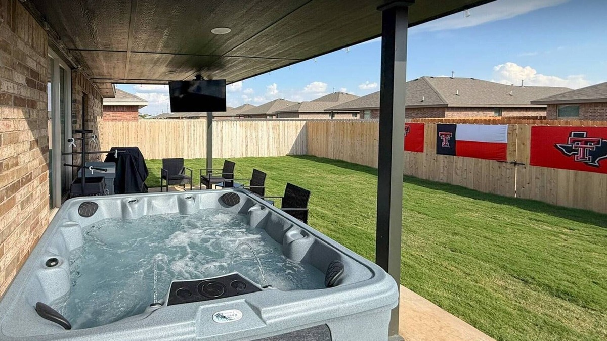 Lubbock Resort | Raider Resort ~ Hot Tub, Arcade, and Luxury for 14 Guests in Red Raider Land