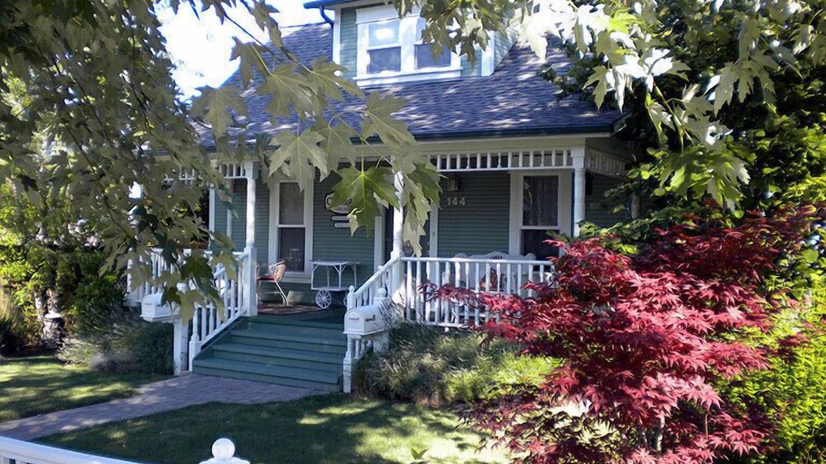 Historic Railroad District House | Railroad District, steps to downtown, everything you need to enjoy Ashland!