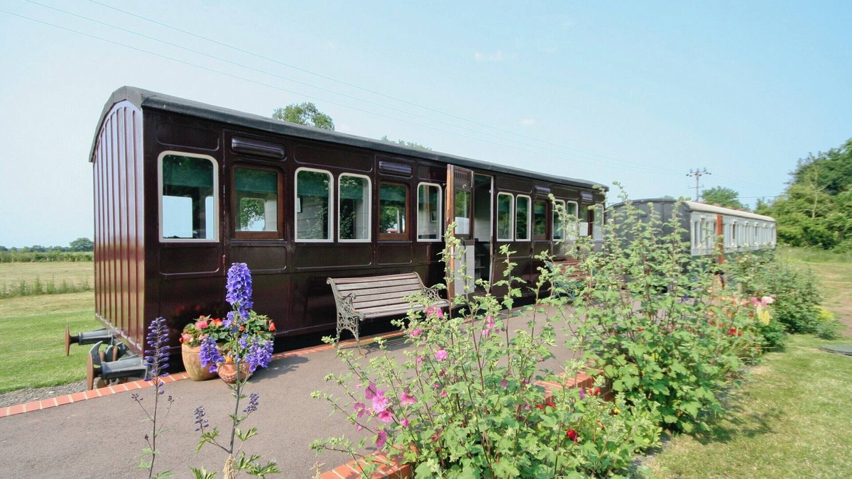 Stowmarket Cottage | Railway Carriage One - E5337