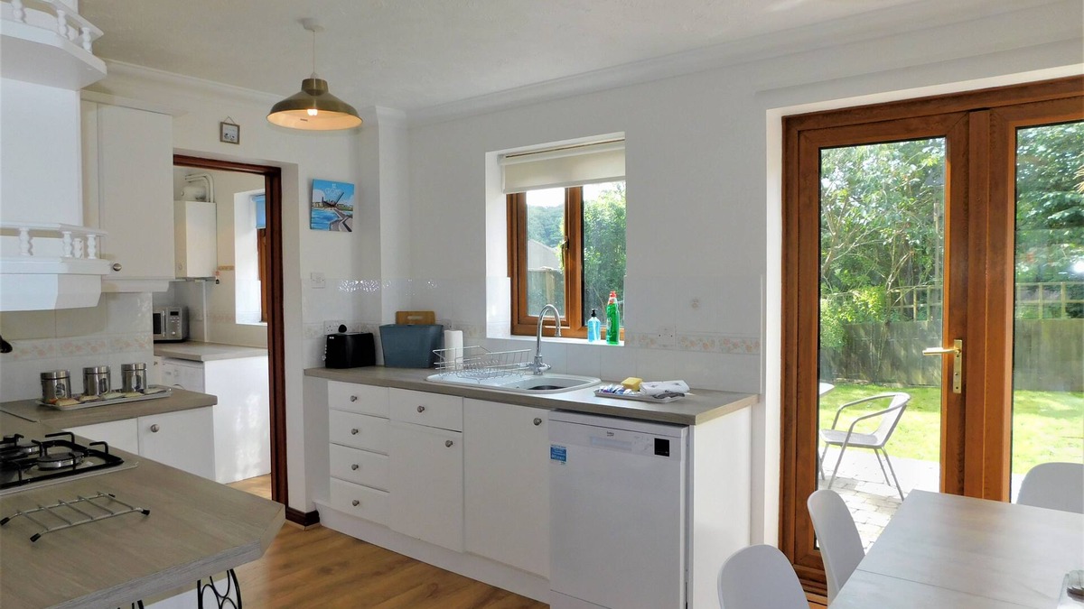 East Runton Cottage | Railway View - a house that sleeps 6 guests in 3 bedrooms