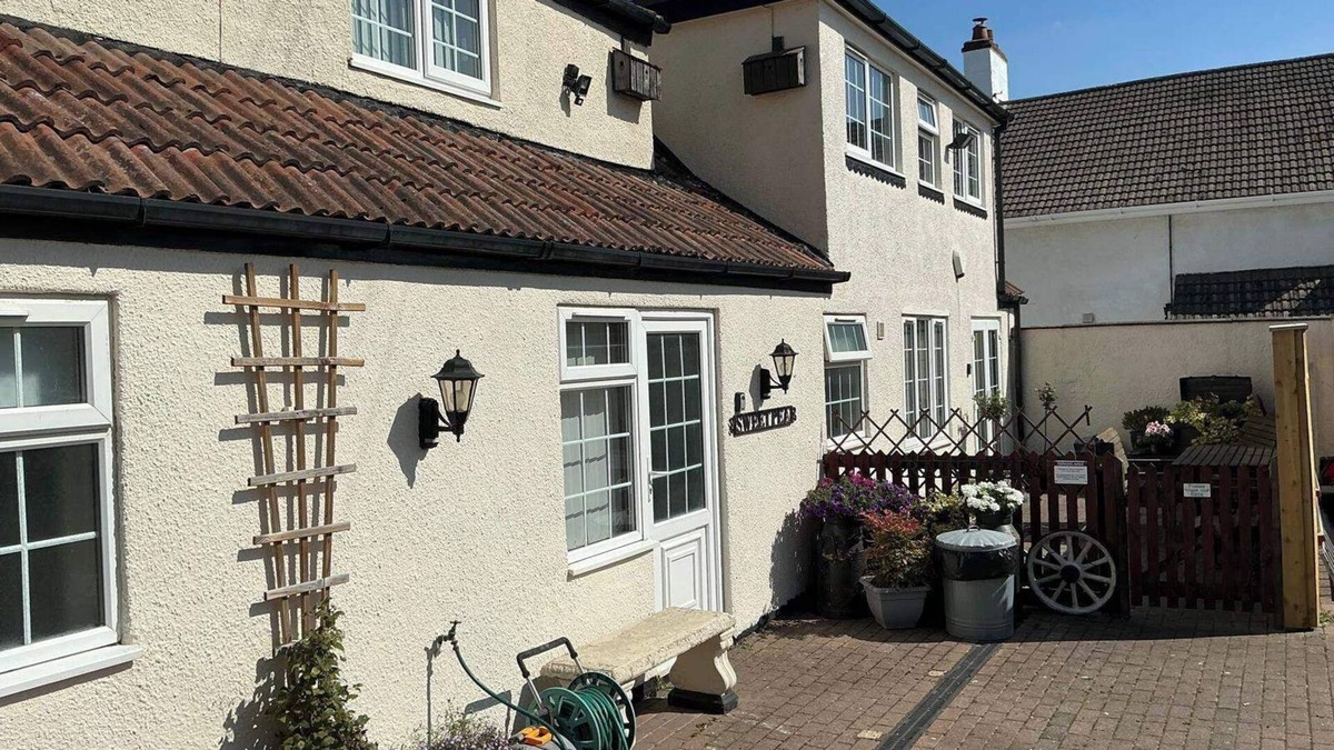 Louth Cottage | Rain Hill Cottage - Sleeps 4, Parking & Pets Ok