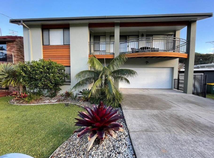Bonny Hills House | Rainbow Beachhouse - deluxe, pristine location