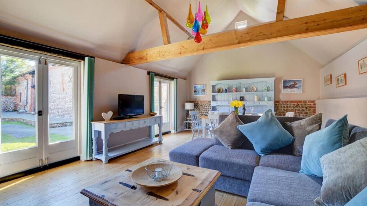 Roughton House | Rainbow Cottage - Three Bedroom House, Sleeps 4