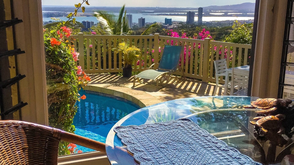 Waimalu Bed & Breakfast | Rainbow Inn. Pearl Harbor View. Great for a quiet get away or bring family.
