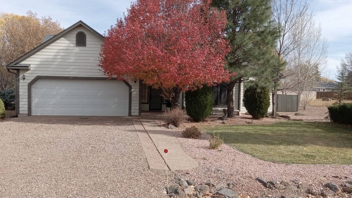 Pinetop-Lakeside House | Rainbow Lake home in gated community w/boats, hot tub, and private lake access