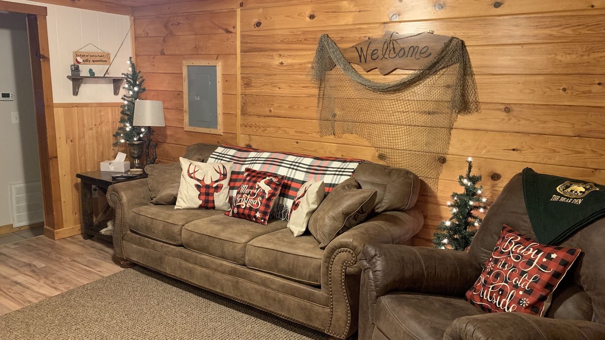 Wellston Hotel | Rainbow Room The Black Bear Inn! Satellite, WiFi, Near River/Trails