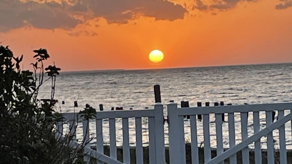 Columbia House | Rainbow's End Retreat - IBX, NCnAffordable waterfront near OBX!