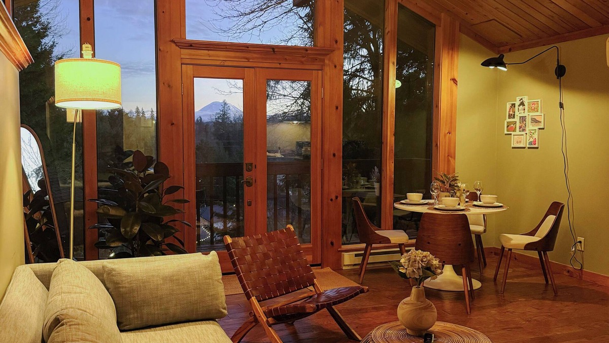 Mirrormont Cabin | Rainier View Lodge - Mountain View Suite in Scenic Issaquah ｜ Seattle gateaway