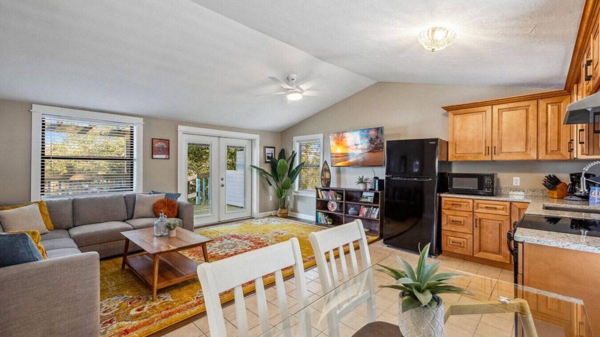 Cedar Key House | Rains Cottage: Waterfront w/dock and pet friendly!