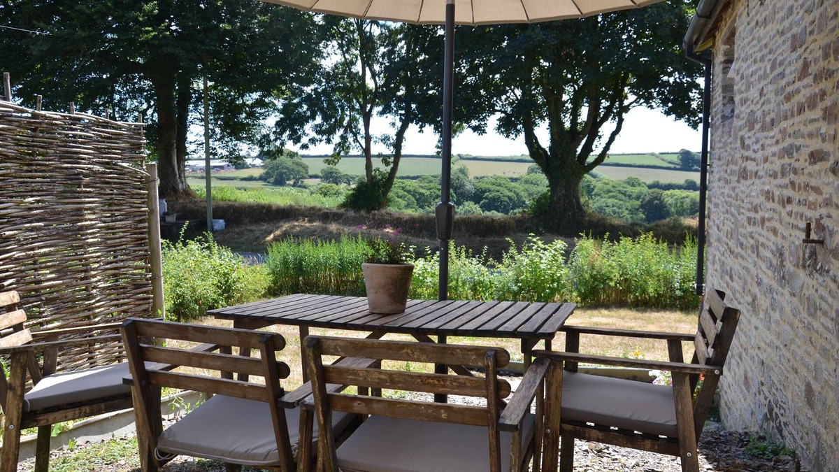 Holsworthy House | Raleigh Barn - Detached Grade II Listed in a rural setting, two ensuite bedrooms