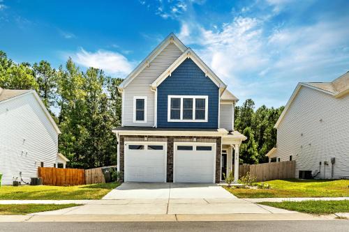 Southeast Raleigh House | Raleigh Luxe Family Retreat- 15 Min to Downtown, Kids Gear, Fast WiFi for WFH, EV & Pet Friendly