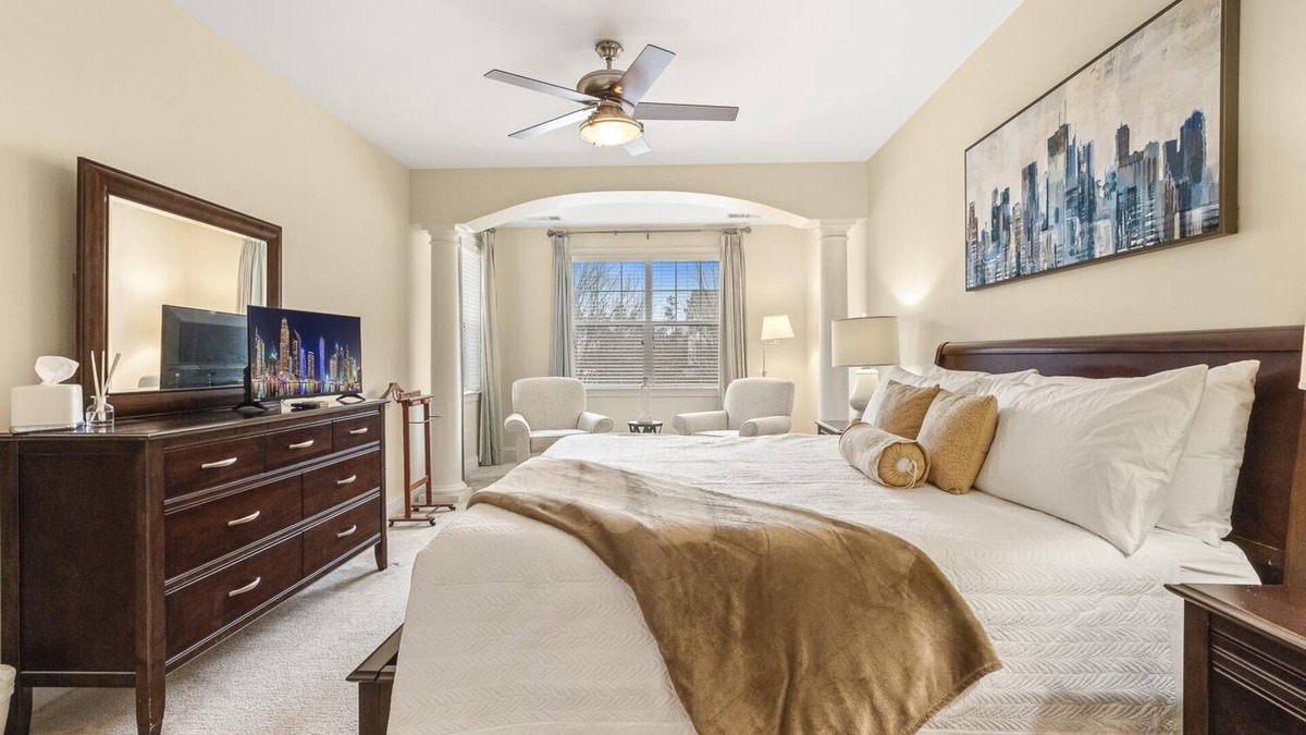 Brier Creek Country Club Condo | Raleigh luxurious Garage Pool Hot Tub Golf Elevator Airport Resort Shopping