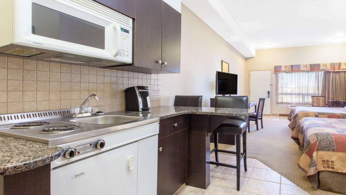 Pincher Creek Hotel | Ramada by Wyndham Pincher Creek