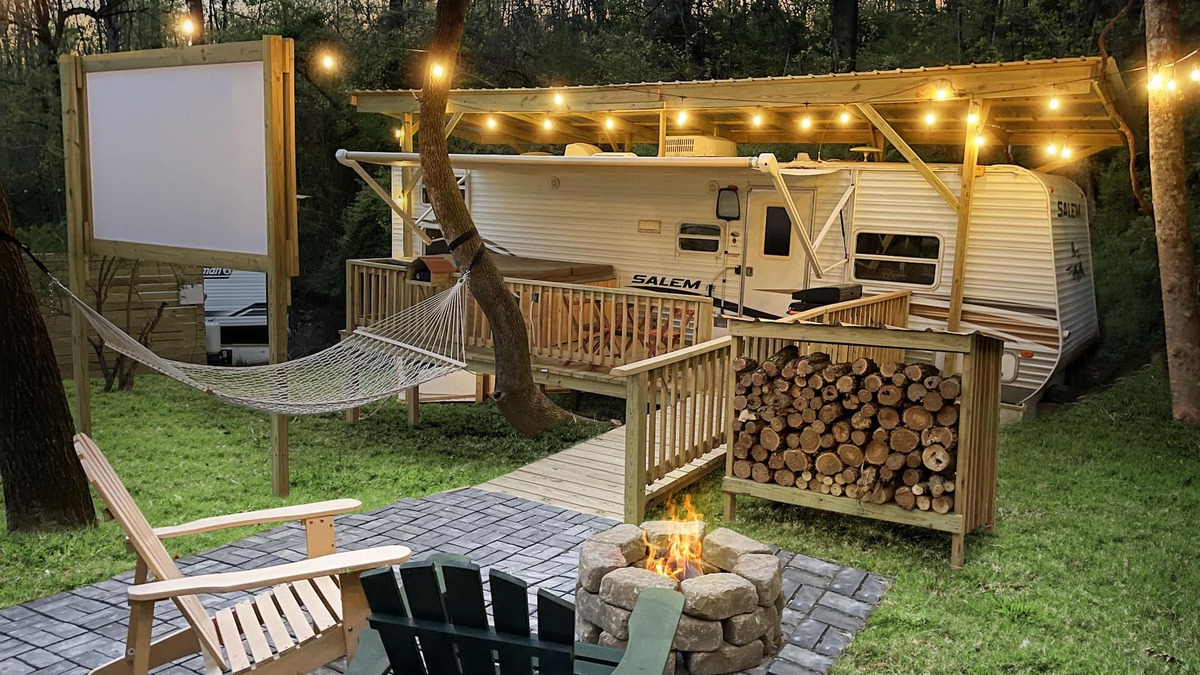 Jonesville House | Ramblin Rose Mountain Camping with Theater, Hot-Tub, Fire-Pit & Hiking Trails