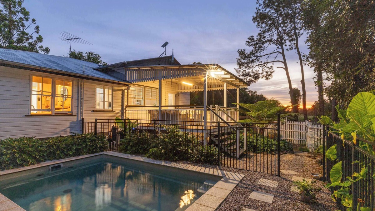 Witta House | Rambling Roses: Timeless Retreat in Witta for 8