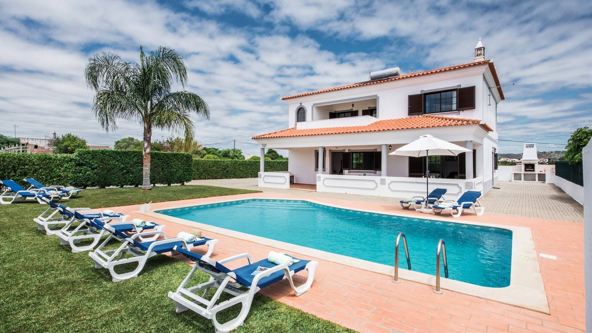 Vale de Carro Villa | Ramos - Comfortable villa in Olhos de Agua with private pool and big garden