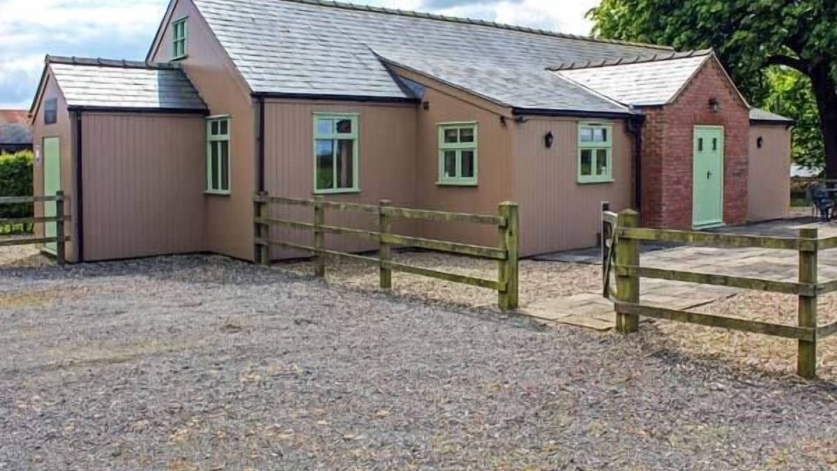 Old Bolingbroke Cottage | RAMSDEN HALL, character holiday cottage, with a garden in Spilsby