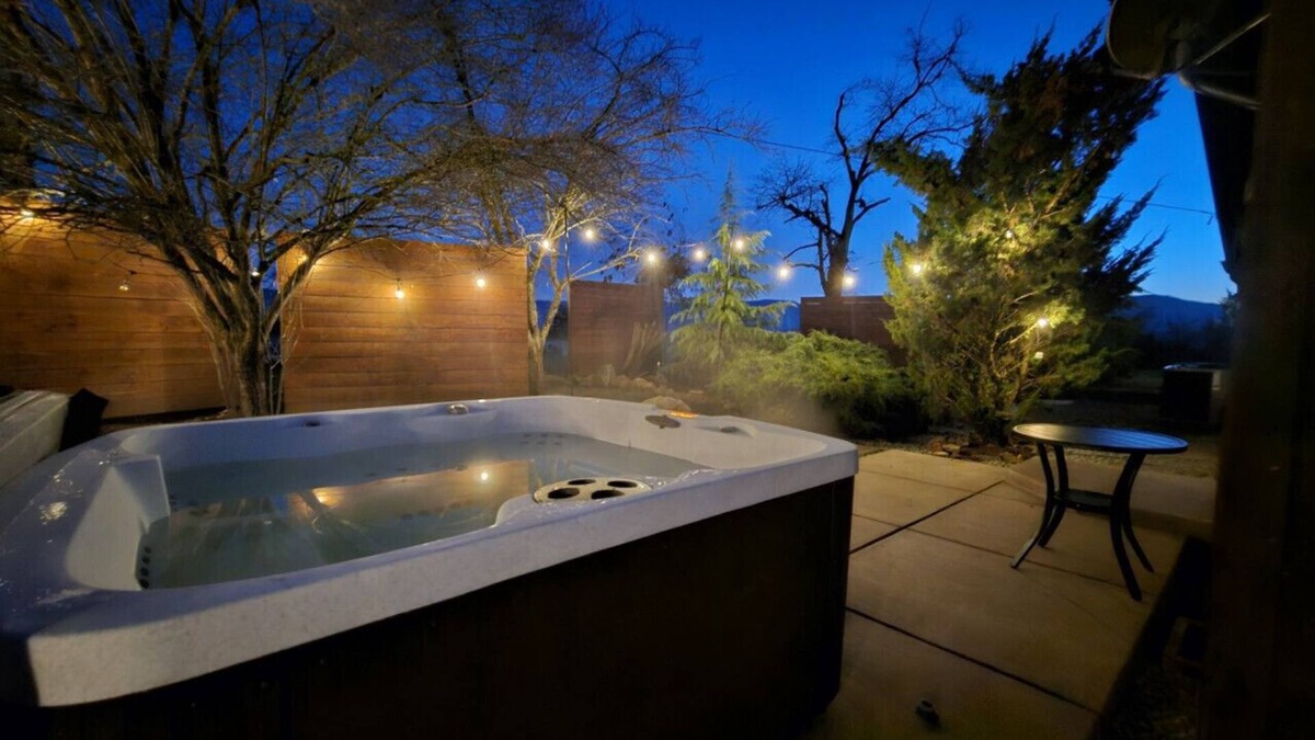 Eagle Point Cabin | Ranch Cabin w/Hot Tub near Medford, OR