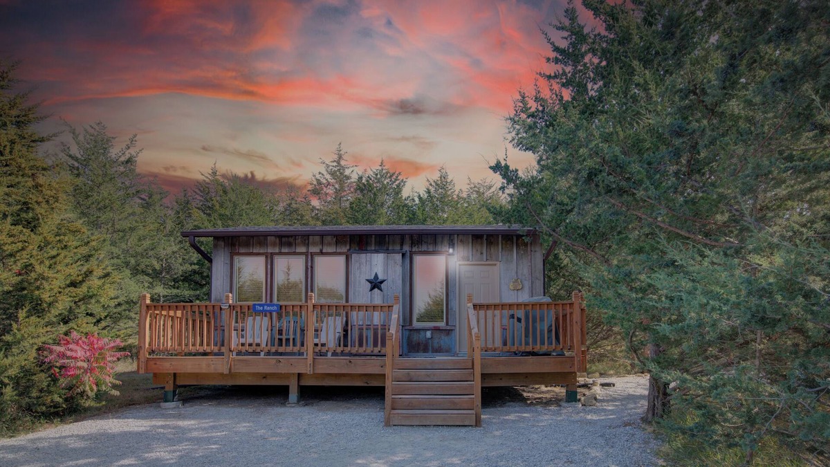 Ashland Cabin | Ranch Cabin w/Hot Tub. Communal Sleeping 2 Queen + Full Trundle. Pet Friendly!