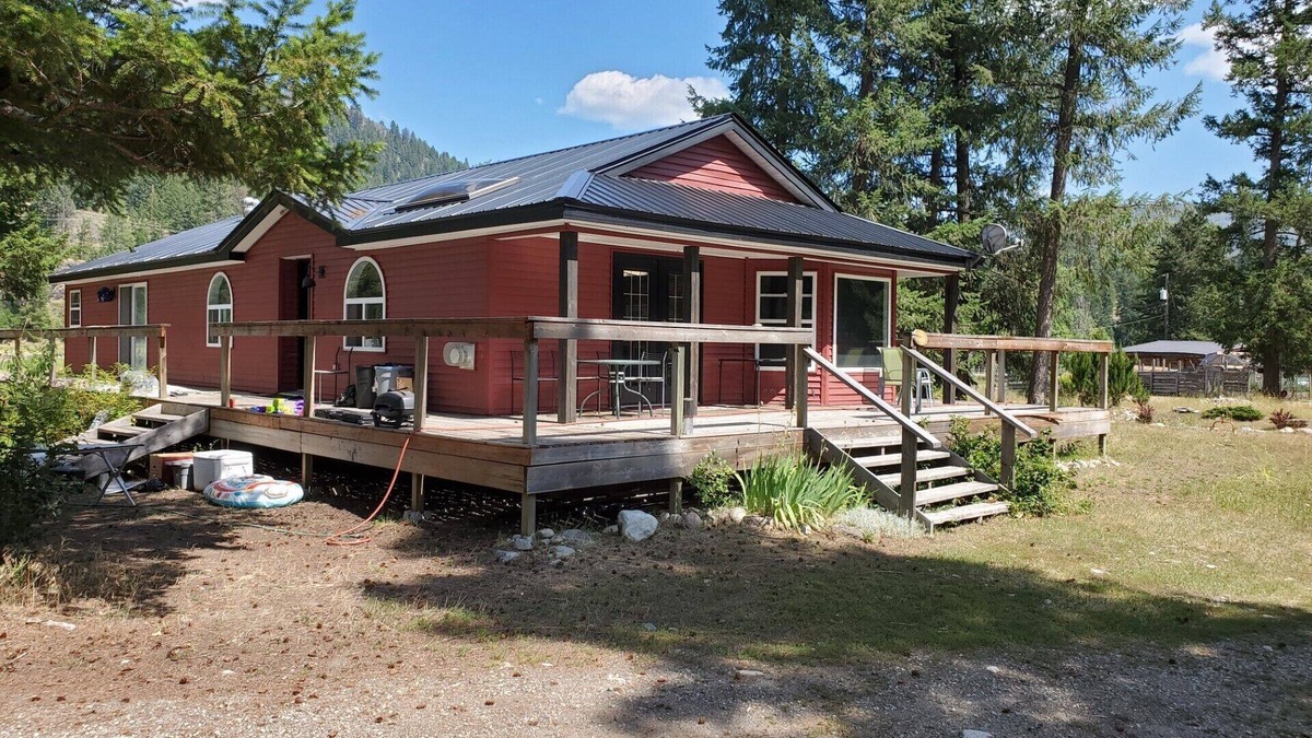 Kootenay Boundary House | Ranch Guesthouse - CALL FOR AVAILABILITY