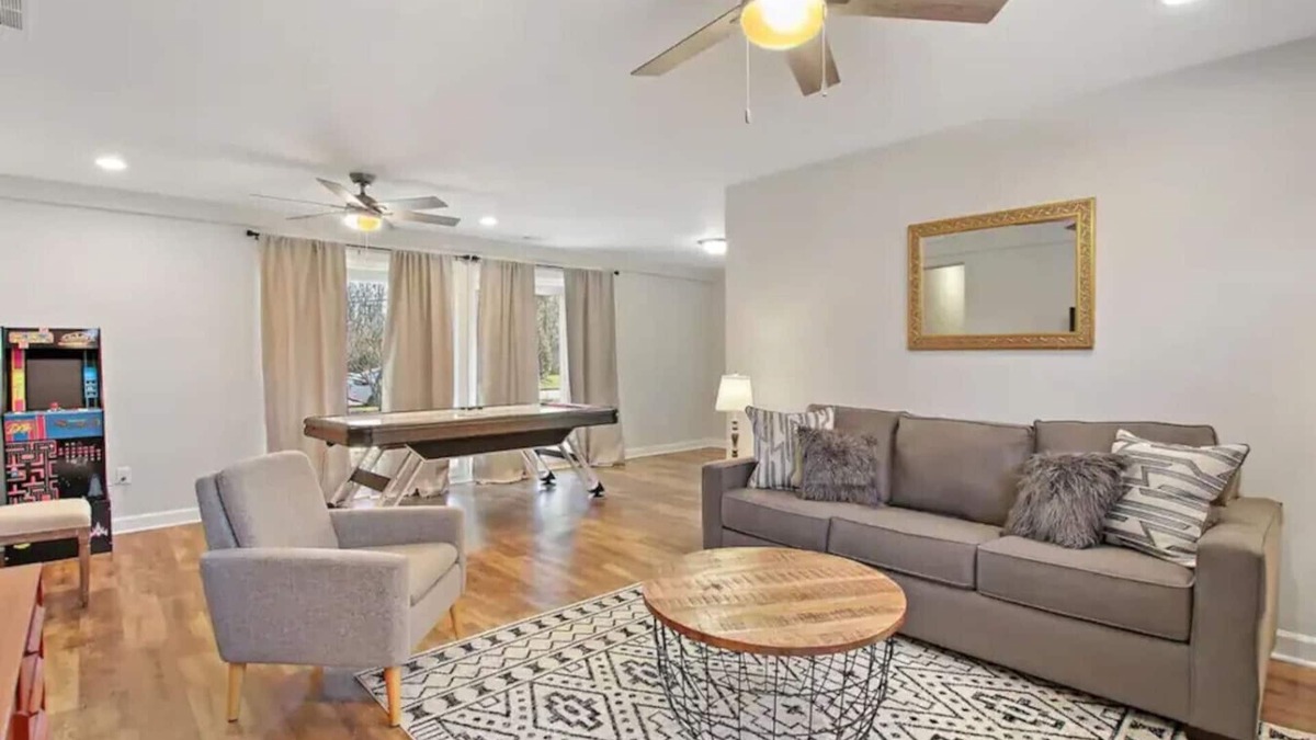 Libertyville House | Ranch Home w/Air Hockey & PacMan near Naval Base!