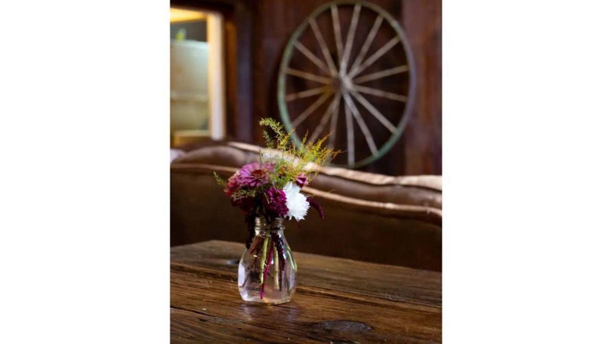 Days Creek House | Ranch House #2 2BR- Farm Tours- Near Crater Lake