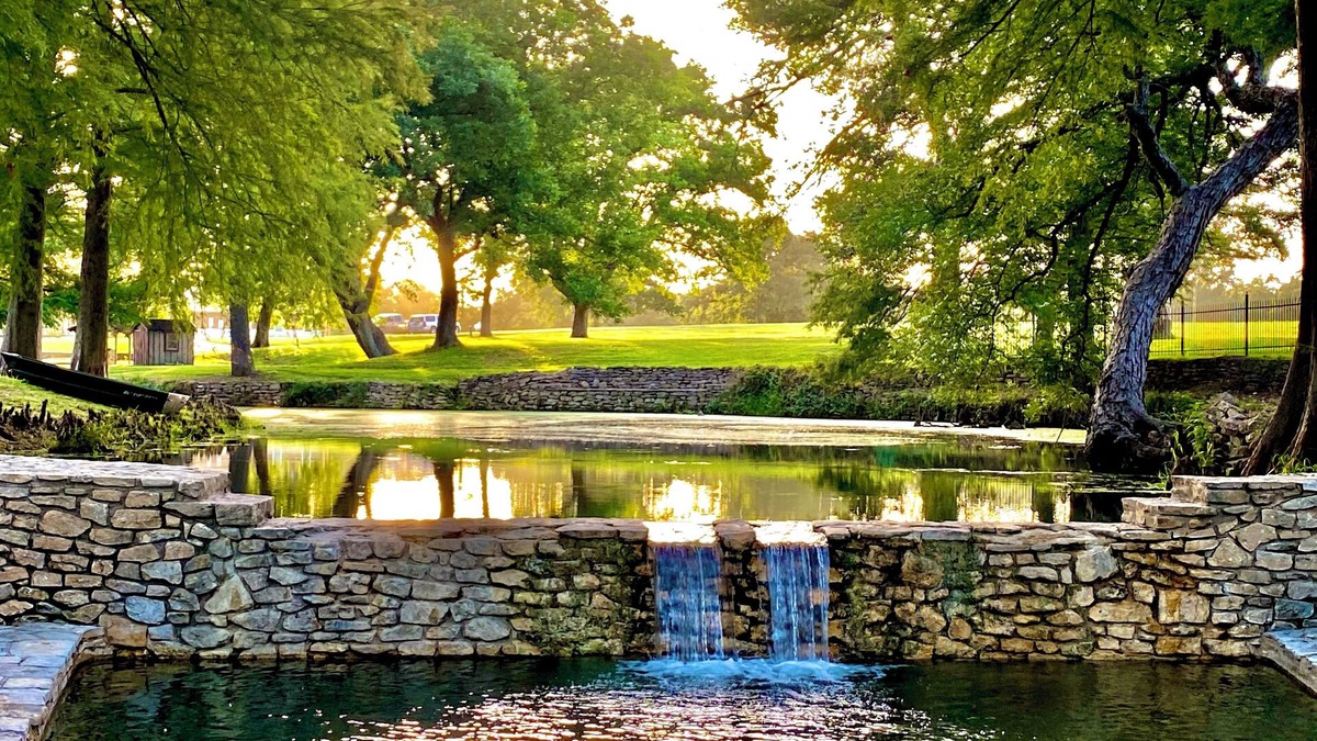 Brandon House | Ranch House Farm Stay w/Fishing/RecCourt/Pools/Kayaks/FarmAnimals
