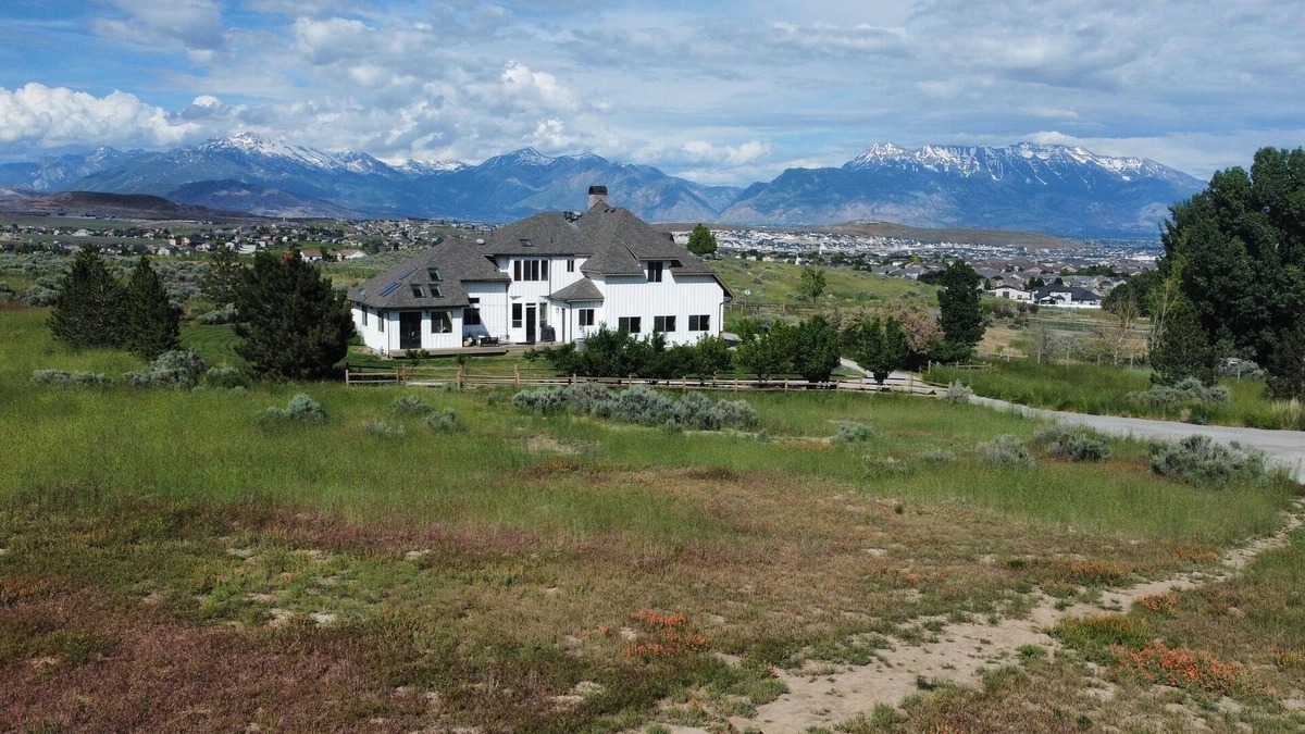 Eagle Mountain House | Ranch Mansion Massive Hot Tub XL Groups & Weddings
