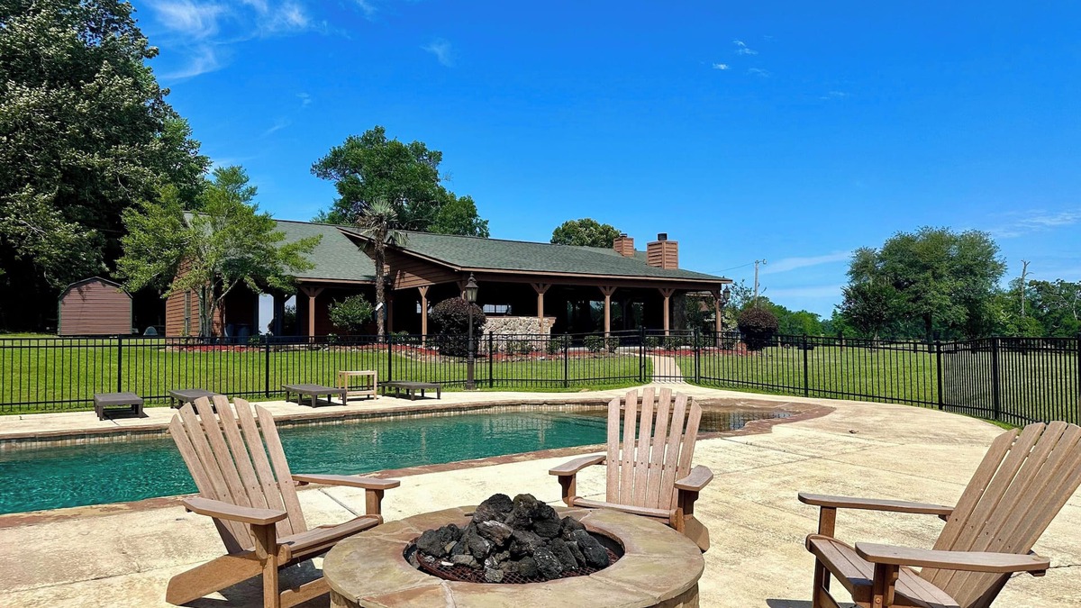 Shreveport House | Ranch & Retreat in Caddo Parish