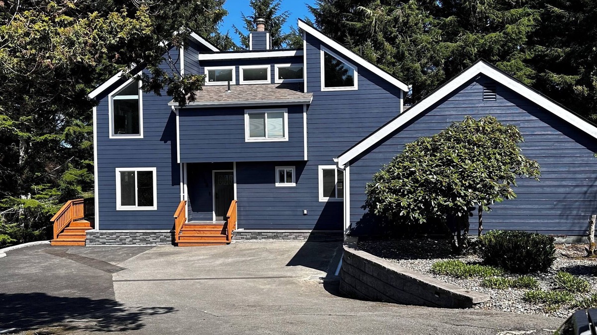 Reedsport House | Ranch Road Retreat 3 bd 2.5 bath Sleeps 6 Beautiful views.