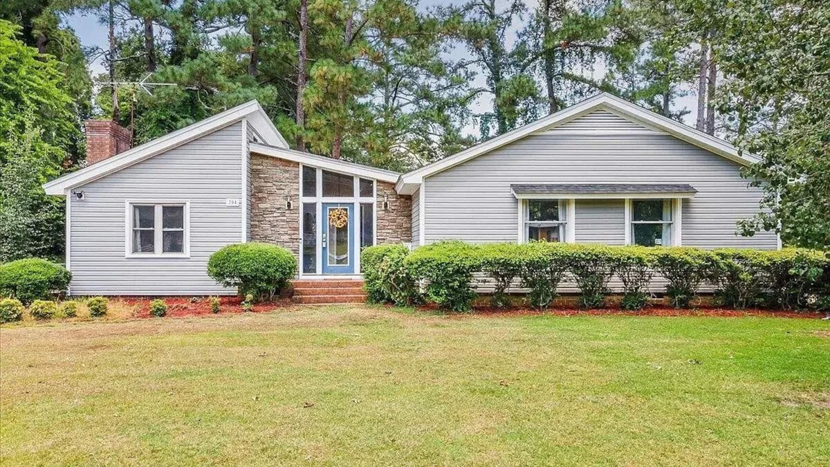 Lillington House | Ranch style home minutes from Campbell University and from Cape Fear Adventures.