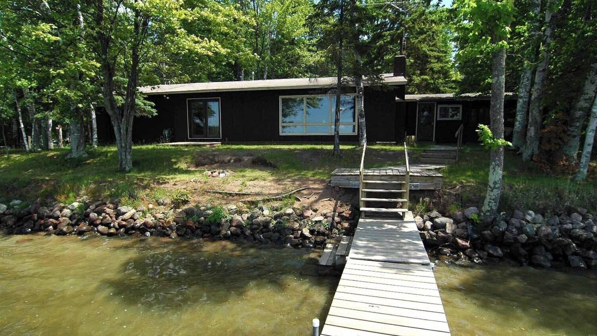 Cable House | Ranch-Style Seidls Home Feet away to Lakeshore by RedAwning