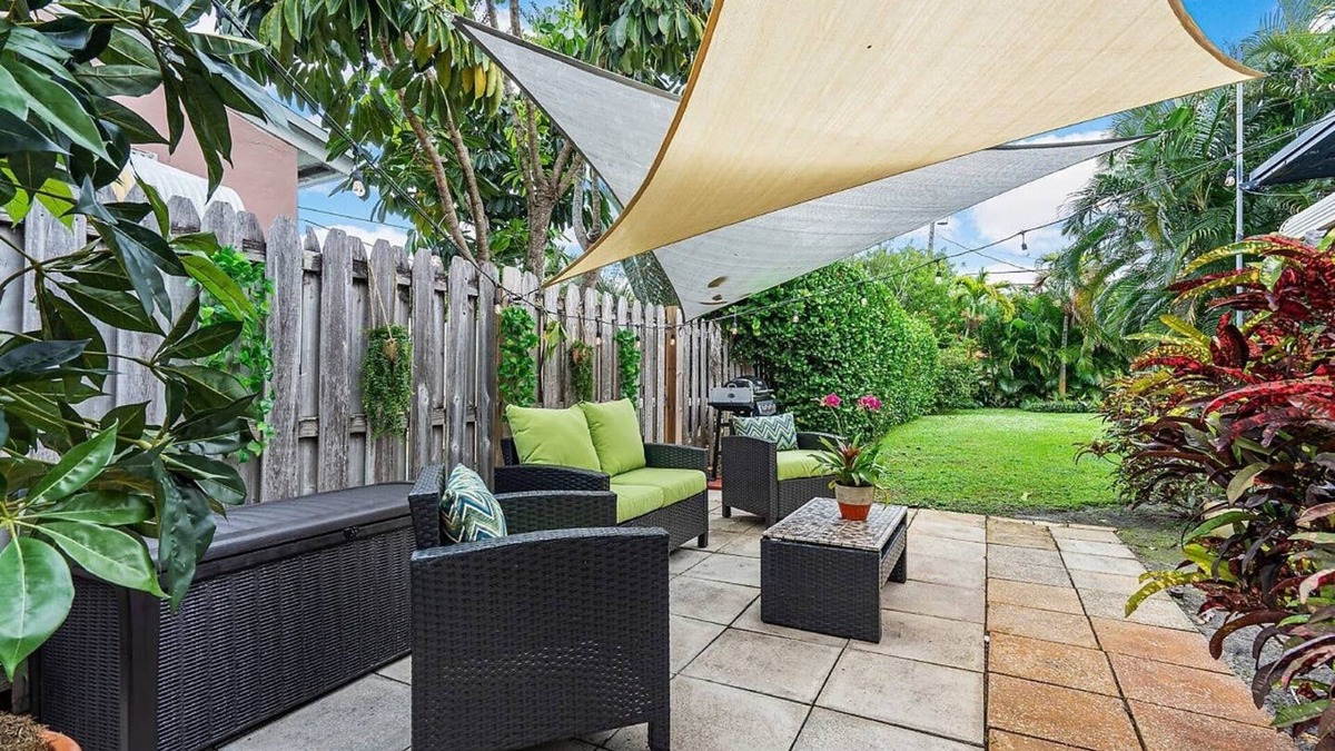 Lake Worth House | Ranch Style w/King Bed, Guitar, BBQ, Bar cart - $1 rides to Beach & Downtown