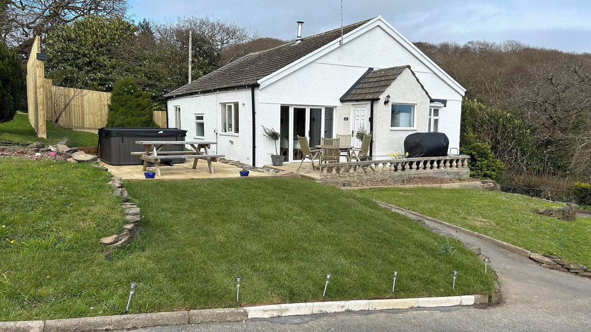 Pembrey Cottage | RAPHAEL HOUSE, pet friendly, with hot tub in Burry Port