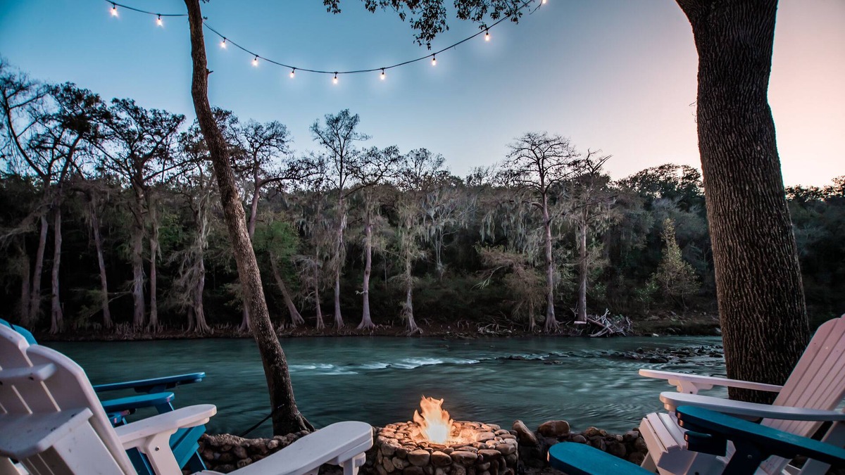 Thomaston House | ✓Rapids In Private Backyard✓65" TV✓Deck + BBQ Full Property (sleeps 12)