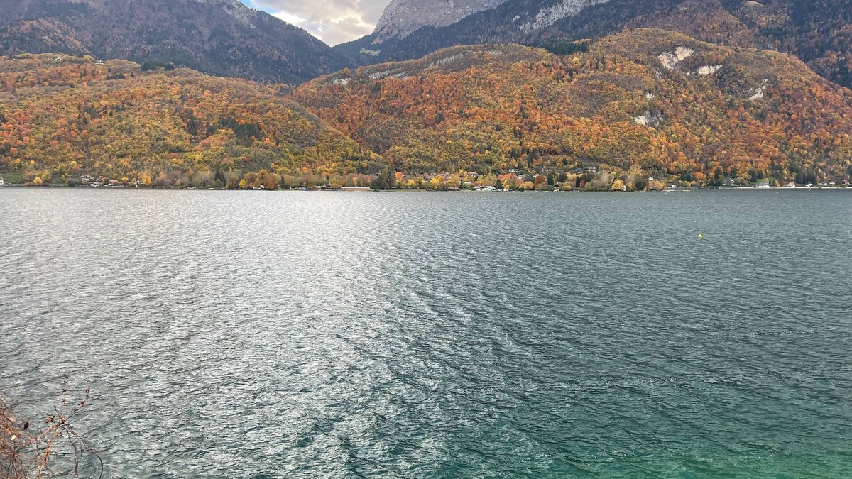 Bredannaz Apartment | Rare 2 Bedroom With Private Beach on Lake Annecy
