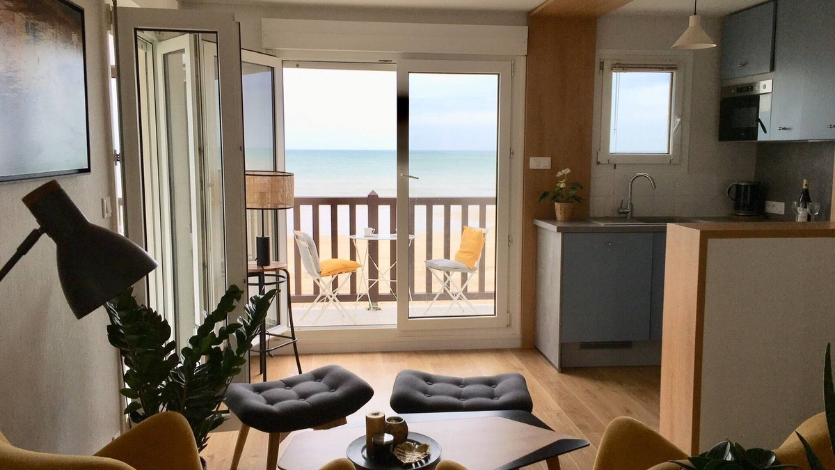 Bernieres-sur-Mer Apartment | RARE! Beautiful and spacious architect's'apartment with the sea at your feet