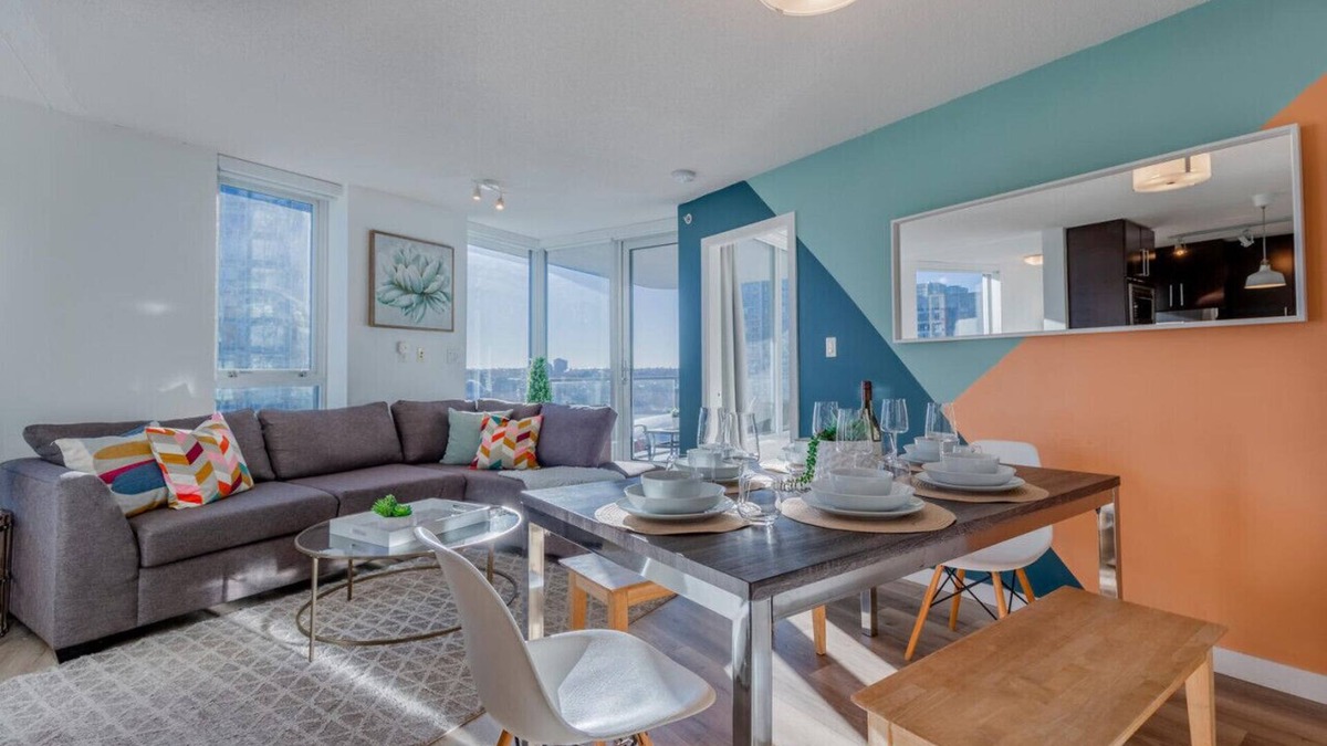 Crosstown Condo | ★Rare City Oasis★✓King Bed✓View✓Parking✓Gym✓HotTub