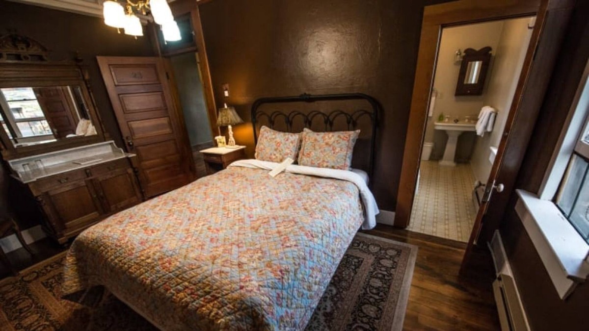 Dufur House | Rare Find! 2 Comfortable Units, FREE Parking, Near White River Falls State Park