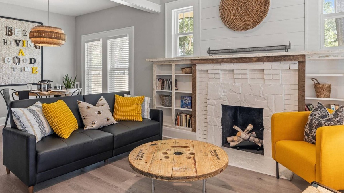 South Seminole Heights House | Rare Find! BeeKeeper's Inn - Beautifully Renovated 1929 Home on Brick Street |Walk to Breweries