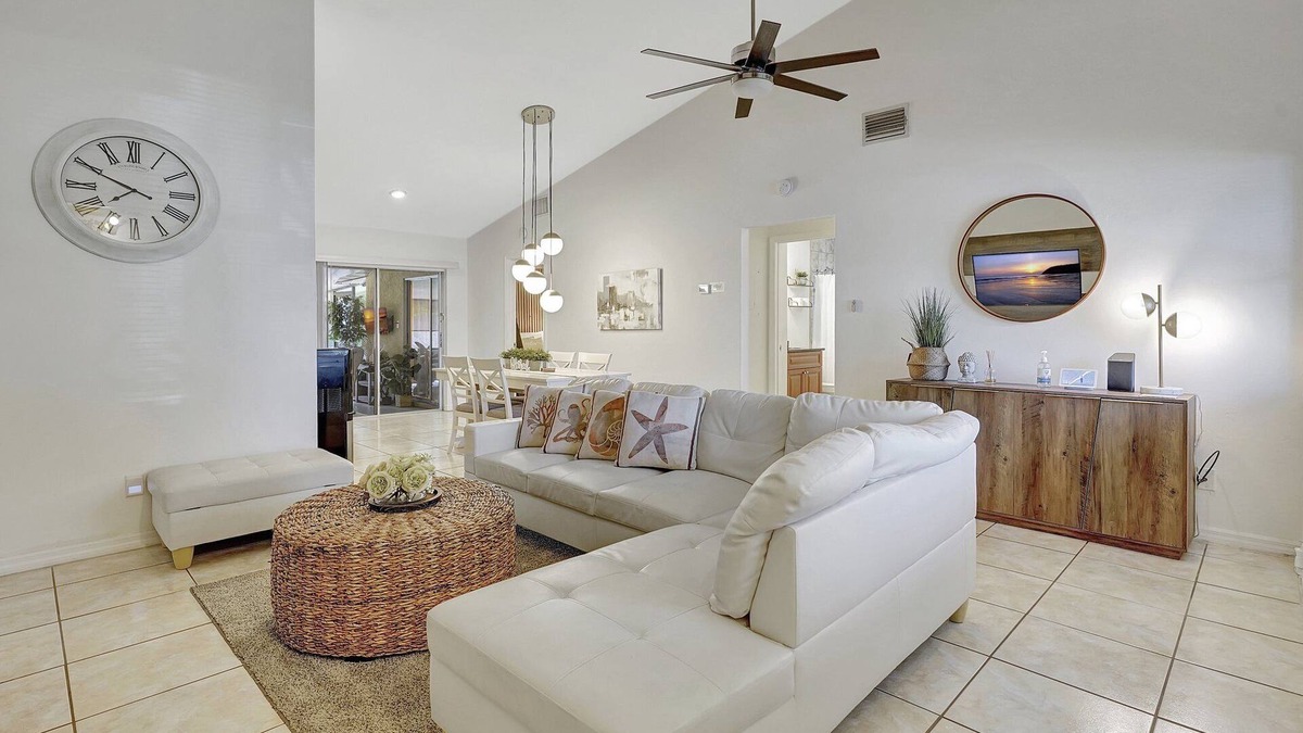 Fort Myers House | RARE FIND COASTAL COZY BRIGHT 2BR 2BATH HOME! 10MINS AWAY TO THE BEACH!