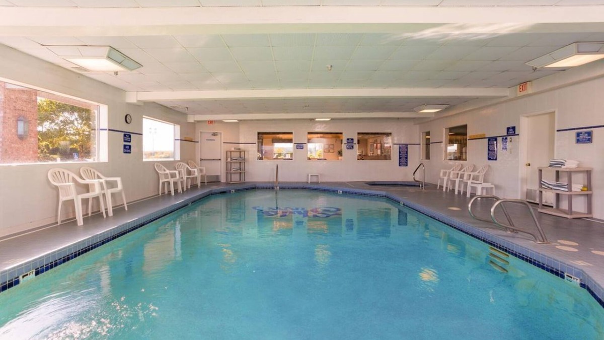 Warrenton Hotel | RARE FIND! COMFY UNIT FOR 4, SAUNA, POOL AND GYM