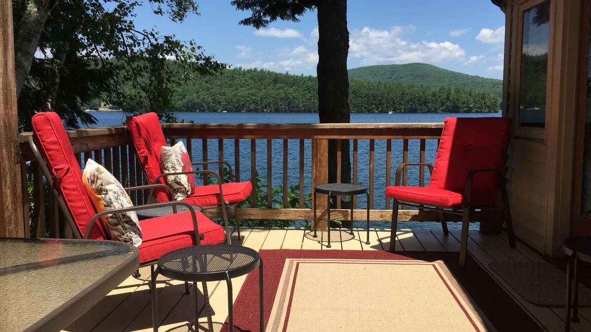 New Durham House | Rare find! Lakefront Cottage On Crystal Clear Sought After Merrymeeting Lake!