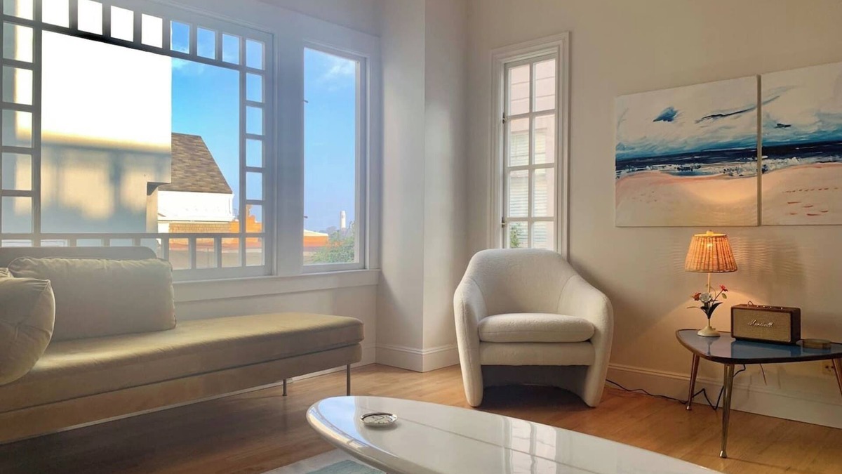 Nob Hill Condo | Rare, gorgeous third floor apartment in mint condition atop Sacramento Street on Nob Hill (Parking Garage available across the street)
