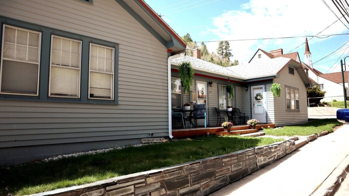 Deadwood Apartment | Rare Hideaway on Main, Retro unit